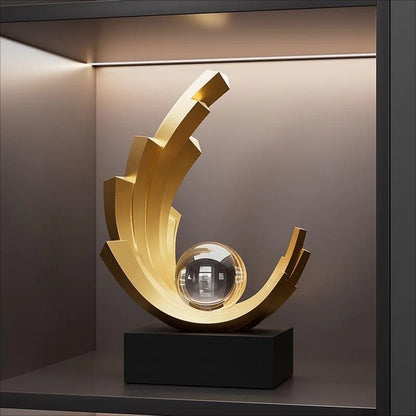 Escultura Dorada con Esfera de Cristal