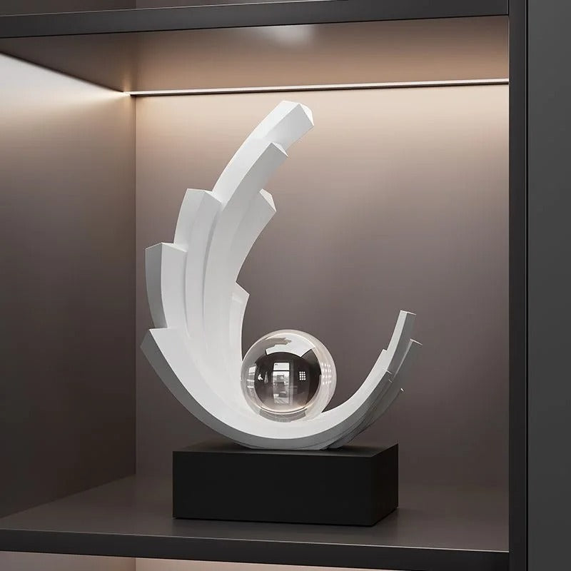 Escultura Dorada con Esfera de Cristal