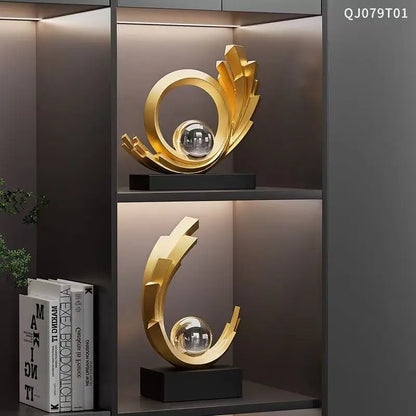 Escultura Dorada con Esfera de Cristal