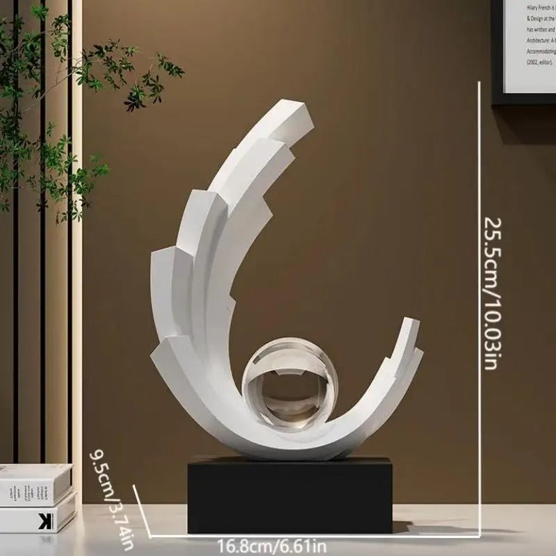 Escultura Dorada con Esfera de Cristal